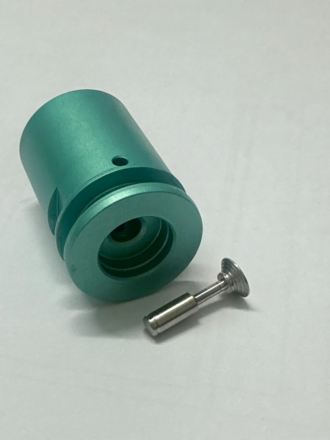 客製化特殊藍色，配合特殊螺旋鉚釘